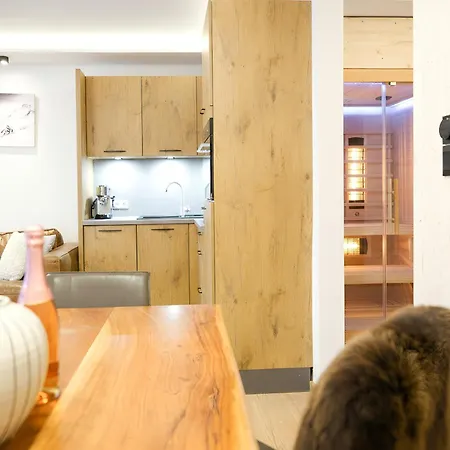 Апартаменты Nava Place Premium Alpine In - Private Sauna, Peaceful Location, Near Glacier & Wifi Капрун